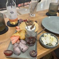 „Die Gloreichen 5“ Veganer Käsetestteller (mit Scharfskäse, Frischkäse, Camanbert usw.)   at Veganaria in Ponta Do Sol