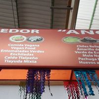 Anuncian tener comida vegana at Comedor Angeles in Oaxaca