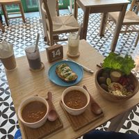 Unser gedeckter Tisch mit sehr leckerer Vorspeise und Hauptgang.  at iVegan Supershop Old Quarter Hanoi - Healthy Plant Based Cafe in Hanoi