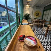 Als Nachtisch gewählt, SmoothieBowl und Schoko Ball + SchokoMuffin at iVegan Supershop Old Quarter Hanoi - Healthy Plant Based Cafe in Hanoi