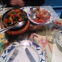 Tofu and veggies in black bean sauce (left), vegan chicken with pineapple in sweet-sour sauce (right) at Ho Chan House in Antwerpen