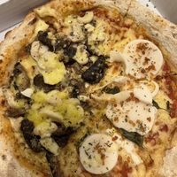 Pizza de palmito especial e cogumelos  at Abbraccio in Sao Bento Do Sul