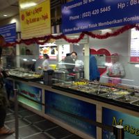 counter with dishes you can choose from at Kuang Ming RM Vegetarian in Bandung