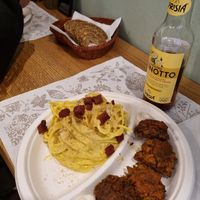 Carbonara and fritters and warm bread at E'den in Turin