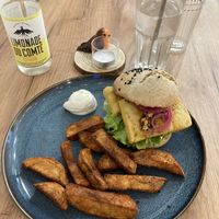Burger & 🍋 limonade  at Le Rouge-gorge Restaurant in Menton