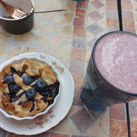 Aphrodite smoothie and blueberry cake at Nomi the Karakal in Malmo