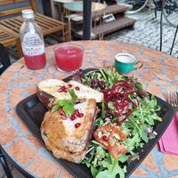 Gegrilltes Sandwich mit Salat at Nomi the Karakal in Malmo