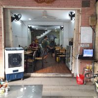 Looking in at Dì Sáu in Ho Chi Minh City