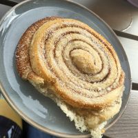 Skillingsbolle (cinnamon roll) at Godt Brød - Festplassen in Bergen