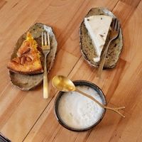 Cheesecake au tofu, gâteau orange et amandes, cappuccino au soja at Bon On Shya International Cafe in Koya