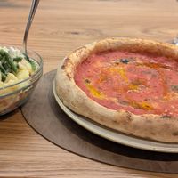 Marinara pizza and salad at Zur Traube in Vipiteno