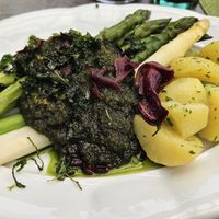 Saisonal: Spargel mit Petersilkartoffeln und Bärlauch-topping (vegan) at Das Hermann's in Fuerstenfeld