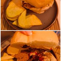 Panino Pulled Fork. Ottimo! Il pane in sé è soffice come una nuvola e il condimento interno delizioso. Consiglio anche di provare gli spiedini di soia ed il tofu fritto! at White Rabbit  in Lamezia Terme