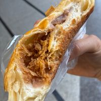 Inside of crispy taro pastry with vegan floss at IJySheng Minquan 一之軒 民權店 in Taipei