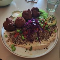 Falafel con quinoa y hummus at A Vocados - Granollers  in Granollers
