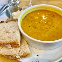 Lekkere en pittige soep met zuurdesembrood en vegan boter at Bakkerij FUNK in Antwerpen