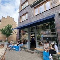 Outdoor seating at Bakkerij FUNK in Antwerpen