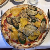 Pizza con le verdure + funghi e mozzarella vegana  at Hotel Dolomiten Ristorante Pizzeria in Dobbiaco