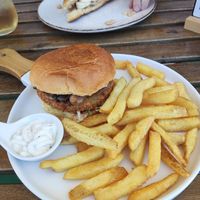 Vegan burger at Jungle Brunch & Drinks in Albufeira