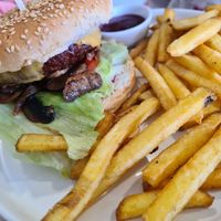 Vegan burger at Jungle Brunch & Drinks in Albufeira