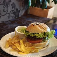 Burger without cheese at El Jardín de Jardín in Jardin