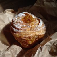 salted caramel cruffin 90czk (≈3,60€) at Version Coffee in Prague