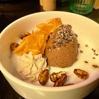 11/2025 Ebony and Ivory  

Crème van chocolade & zwarte bonen - vanille custard  

kaneelnoten - bladerdeegkrokantje  at Planttrekkerij  in Antwerpen