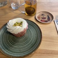 Apple cinnamon infusion and pistachio raspberry cupcake  at Vinni The Vegan Witch in Ankara