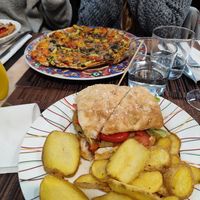 The burger was DELICIOUS at Bar Niu Cup in Balaguer