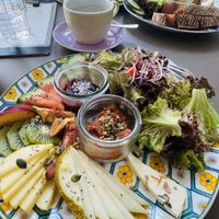 Grosses (Vordergrund) und kleines veganes Frühstück   at Meinwaerts in Lahr