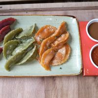 3x 6 vegane Dumplings sowie vegane Saucen at Momos - Organic Veggie Dumplings in Berlin