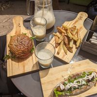 Hamburguesa, pancho, y papas al horno at Raíces Verdes in Mar Del Plata