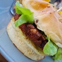 Burger vegan con patatine at Chez Plumeau in Paris