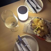 Chips con las bebidas  at La Galla Tasca Vegana in Barcelona