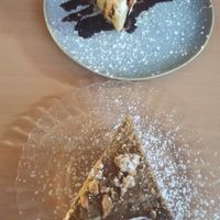 Tartas de yogur y de dulce de leche at La Galla Tasca Vegana in Barcelona