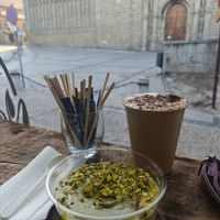 Cappuccino y porridge de avena con pistacho at NaturalMente - Italian Coffee Shop in Toledo