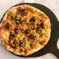 Vegan pizza, "la festive", tomato sauce, figs, candied red onions, vegetable rapé, nuts at La Pizza de Nico in Paris