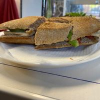 Bocadillo de tofu ahumado con aguacate y tomate at El Rincón De Flor in Malaga