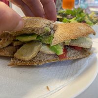 Bocadillo de tofu ahumado con aguacate y tomate at El Rincón De Flor in Malaga