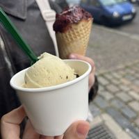 Birne-Schoko-Split Sorbet und Johannisbeere Sorbet (beides Bio + vegan)  at Erikas Eiscafé - Eutritzsch in Leipzig