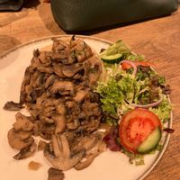 Zuurvleis van paddestoelen met aardappelpuree at avant garden in Maastricht