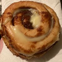 Cinnamon roll with glazing at MadRolls - Cinnamon Rolls in Madrid