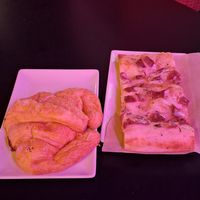 Croissant e pizza at New Freedom Cakes Cafe in Madrid