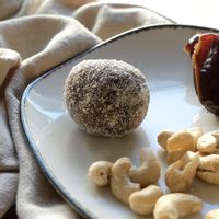 Ayurvedische Energy Balls mit Datteln und Nüssen – der perfekte vegane Energieschub für zwischendurch. at JayJay Yoga Cafe in Cologne