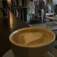 Unsere Kaffekreationen sind auch vegan, dank Hafer-, Mandel- und Sojamilch.  at JayJay Yoga Cafe in Cologne