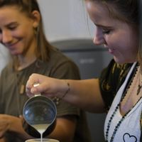 Mit Liebe und frisch zubereitet: Unsere Kaffeegetränke wie cremige Cappuccinos mit Hafermilch. at JayJay Yoga Cafe in Cologne