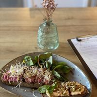 Brotgericht mit Rote-Bete- und Paprika-Aufstrich, getoppt mit frischen Sprossen und Blattsalat.  at JayJay Yoga Cafe in Cologne
