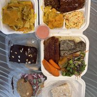 Dejeuner pour trois avec mac and cheese, riz et haricots noirs, « ribs » etc   at Healthy Lifestyle Center and Deli in Nassau