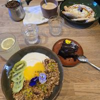 Granola végan (jusque 11h30) et gâteau au chocolat végan at Bloom Café in Lille