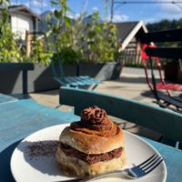 Zimtschnecke mit Schokomousse at Cafe Lume in Serfaus